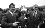BRITAIN BRIAN CLOUGH DEATH:epa000279006 PA library file dated 30 April 1978 of Nottingham Forest manager Brian Clough (L) and assistant manager Peter Taylor (R), holding the League Championship trophy after it had been presented to Forest at the County Ground in Nottingham. Clough has died Monday 20 September 2004. EPA/PA UK AND IRELAND OUT[UK AND IRELAND OUT]