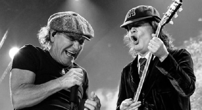 AC/DC irá lançar disco e fazer shows com Brian Johnson, que usará aparelho  auditivo - Música - R7 Tenho Mais Discos Que Amigos