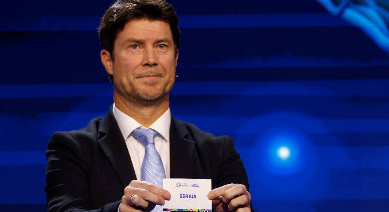 Brian Laudrup participa do sorteio dos grupos da Eurocopa 2024