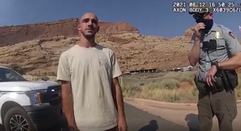 Brian Laundrie em um vídeo gravado pela polícia de Utah após denúncia de violência contra Petito
