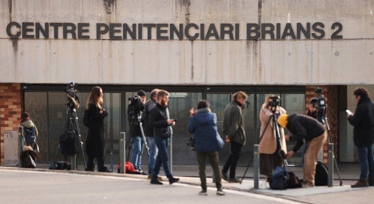 Centro Penitenciário Brians 2 (23/01/2023)Por segurança, o lateral-direito foi transferido para outro presídio. O Brians 2, por ter menos presidiários, seria mais seguro e melhor para a convivência do jogador. Em vez de dividir um módulo com 200 pessoas, Daniel Alves passou a dividir o espaço com apenas 80 detentos