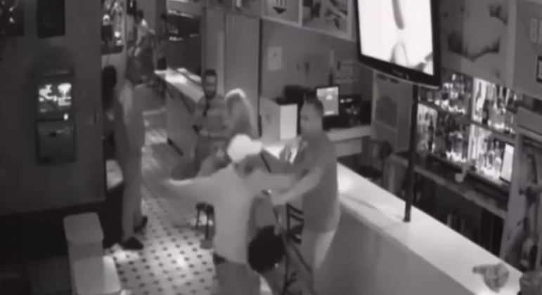 Câmera de segurança mostra o momento em que homem ataca outro com faca