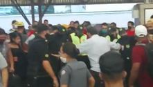 Imagens mostram briga em trem que terminou com 4 esfaqueados