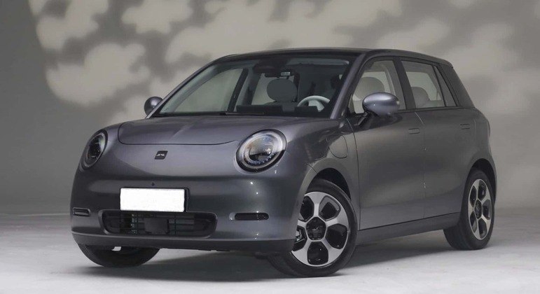 JAC Yiwei 3 tem faróis redondos, que lembram os esportivos da Porsche