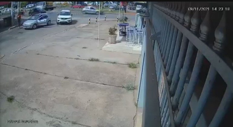 Motorista em carro branco tenta atropelar dois homens após brigas no trânsito
