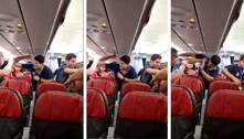Passageiros e funcionários de aeroporto trocam socos dentro de avião