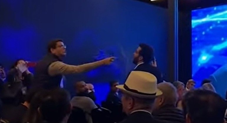 Ex-ministro Ricardo Salles e deputado André Janones durante discussão neste domingo (28)
