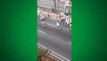 Vídeo: torcedores de Corinthians e Goiás brigam na marginal Tietê, em São Paulo