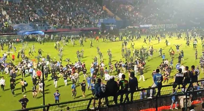Batalha campal em jogo na Indonésia deixou pelo menos 127 mortos

