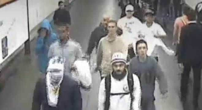 Uma das brigas, que ocorreu em uma estação de metrô