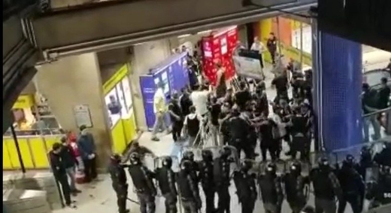 Torcedores e seguranças se envolvem em tumulto em estação do metrô de São Paulo