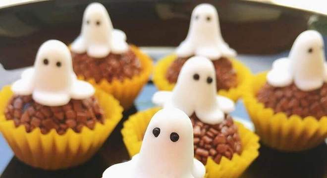 brigadeiro decorado com pasta americana para festa de dia das bruxas