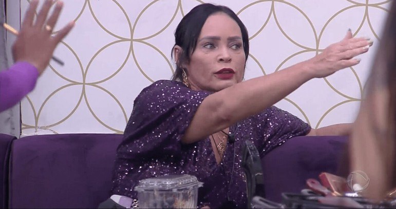 Brigas marcam espera pela primeira festa na Mansão