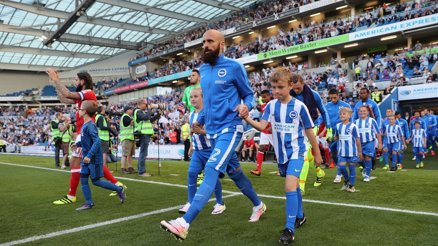 Jogador passa mal em campo e partida da Premier League é interrompida -  Esportes DP