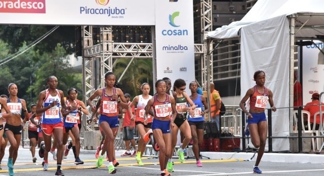 Kosgei (mais à direita) dominou a São Silvestre em 2019