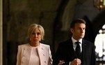 Brigitte Macron, mulher do presidente Francês Emmanuel Macron, foi toda de nude. A primeira-dama da França estava com um casaco, vestido midi, sapatos de bico fino e uma bolsa