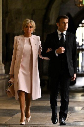 Brigitte Macron, mulher do presidente Francês Emmanuel Macron, foi toda de nude. A primeira-dama da França estava com um casaco, vestido midi, sapatos de bico fino e uma bolsa