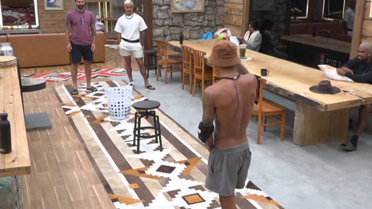 Toco PongOs competidores deixaram claro que adoraram a dinâmica em que tinham que acertar a bolinha na cesta após fazê-la quicar uma vez! De volta para a sede, eles decidiram repetir a brincadeira de forma improvisada, usando um cesto de roupa, limões e um banquinho.A Fazenda 15 vai ao ar de segunda a sexta, às 22h45, e sábados e domingos às 23h, na tela da Record TV. Acompanhe o R7.com e as redes sociais para ficar por dentro de todas as novidades! Assine o PlayPlus e tenha acesso às câmeras 24h