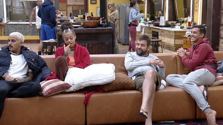 Jogo de palavrasTonzão, WL, Yuri, Lily, Sander e Henrique se reuniram no sofá para um jogo em que um por vez deveria falar uma palavra iniciada por 