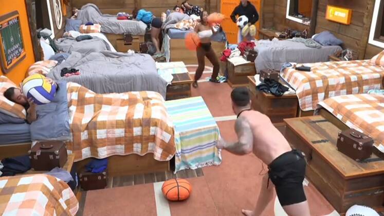 Guerra de almofadasA sede entrou em frenesi com a brincadeira! Mirando rivais e aliados do reality, os peões tacaram almofadas para tudo quanto é lado, enquanto tentavam se proteger dos ataques que vinham em suas direções. Mas essa não foi a única vez em que o jogo rolou no quarto: logo após a Festa Capadócia, uma nova guerra começou e fez Sander perder a paciência para valer
