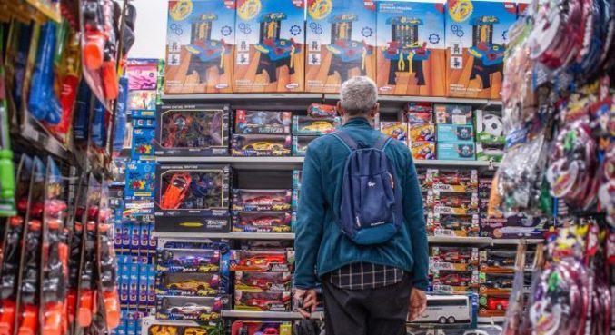 Movimento em loja de brinquedos às vésperas do Dia das Crianças
