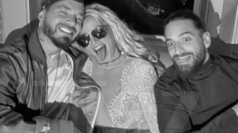 Britney Spears curte noite com Maluma e J Balvin, e fãs pedem por parceria musical: 'Iria quebrar tudo'