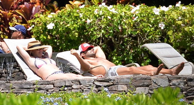 Ao lado do namorado, Britney Spears está aproveitando o clima do Havaí