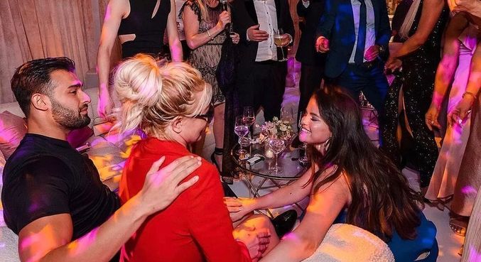 Britney ao lado do marido e da cantora Selena Gomez em festa de casamento
