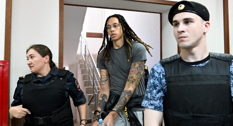 Brittney Griner foi condenada a nove anos de prisão por contrabando e posse de substância ilícita
