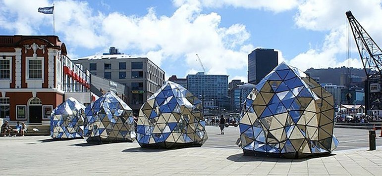 Brotherhood Mimetic - Nova Zelândia - Quatro esculturas assimétricas, feitas com espelhos triangulares, refletem de forma desordenada a paisagem ao redor. Criadas por Peter Trevelyan, elas ficam na área externa do Museu Te Papa na capital, Wellington.  