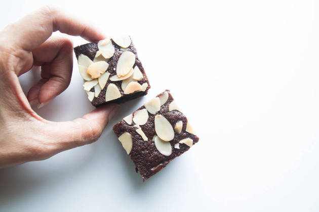 Não faça cortes radicaisOs únicos alimentos que precisam ser evitados ao máximo são os ultraprocessados, mesmo assim, é possível desfrutar de um sorvete ou de um pedaço de chocolate sem haver um impacto negativo na dieta. A restrição de glúten e lactose, por exemplo, só deve ser feita por quem tem intolerância. Lembre-se: a chance de fracassar em uma dieta muito restritiva é mais alta