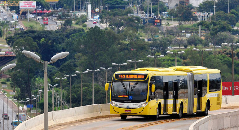 Ônibus BRT trafega por via exclusiva no Distrito Federal
