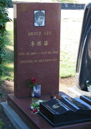 Bruce está enterrado ao lado do filho Brandon, no cemitério Lake View, em Seattle (EUA). O menino era filho de Bruce com a esposa, Linda Lee. 