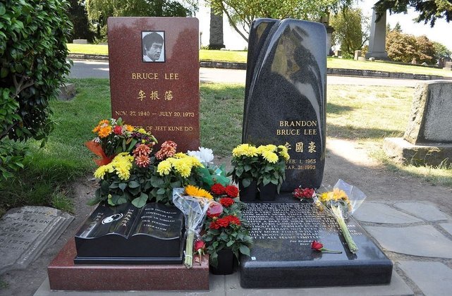  Bruce está enterrado ao lado do filho Brandon, no cemitério Lake View, em Seattle (EUA). O menino era filho de Bruce com a esposa, Linda Lee.