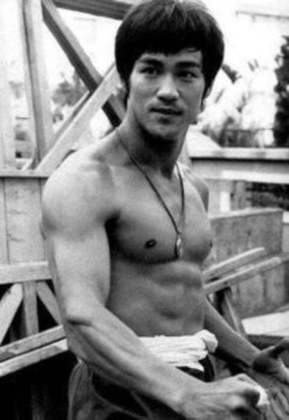 Bruce Lee (1940-1973): Lee estava filmando um filme chamado “Jogo da Morte” em Hong Kong quando morreu. Em 2022, pesquisadores levantaram a hipótese de que a causa de sua morte pode ter sido uma 