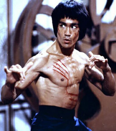  Bruce Lee deixou como legado, além de sua arte, o seu pensamento: “Para mim, arte marcial em última análise significa expressar-se honestamente, o que é muito difícil”, disse.