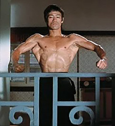 Bruce Lee ficou conhecido por sua aptidão física e pelo desenvolvimento avançado dos músculos do corpo. 