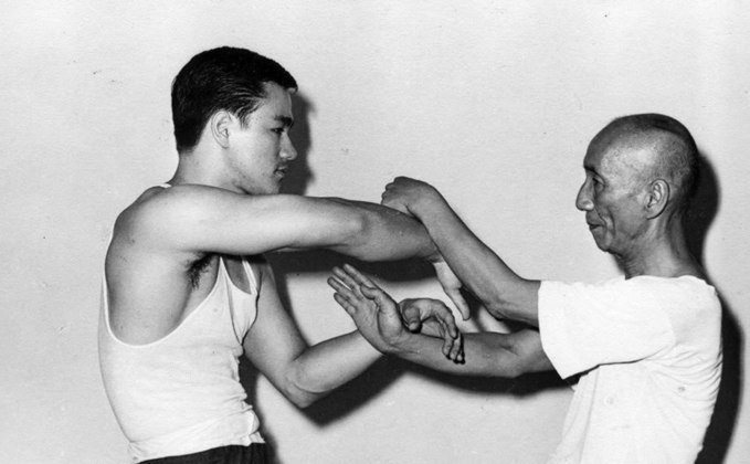 Bruce Lee foi o aluno de Yip que superou o mestre e que tornou-se famoso. Por um motivo: ele virou ator de sucesso. 