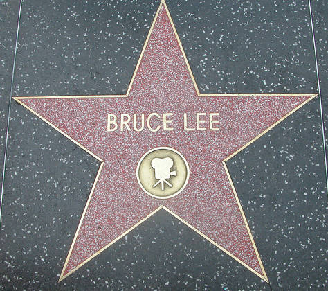 Bruce Lee tem uma estrela na concorrida Calçada da Fama de Hollywood. 