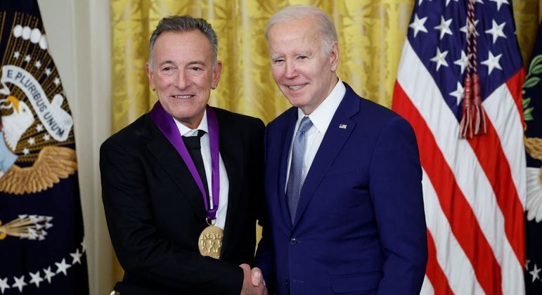 Bruce Springsteen e sua medalha ao lado de Joe Biden