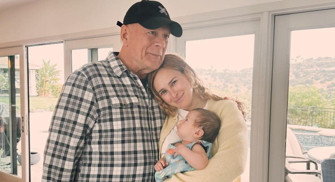 Bruce Willis posou com a filha Rumer e a primeira neta, chamada Louetta
