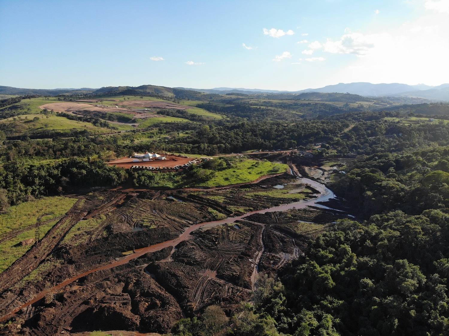 Vela de lama se formou na comunidade, em Brumadinho (Márcio Neves / R7)