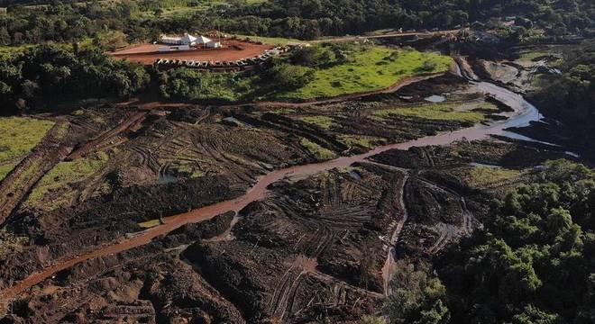 Lama ainda cobre área que foi atingida pelo rompimento da barragem da Vale