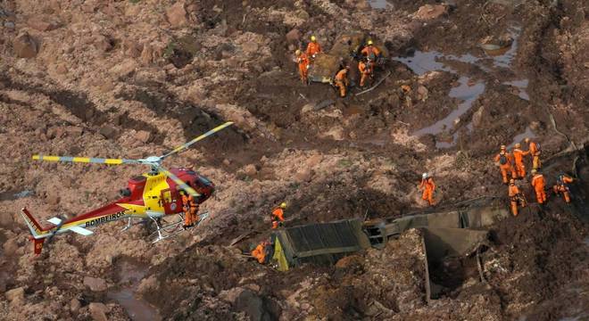 Ao menos nove pessoas morreram em decorrência do rompimento da barragem