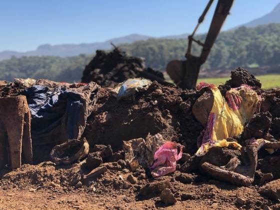 Após 1.000 dias do rompimento da barragem na Mina do Feijão, em Brumadinho, na região metropolitana de Belo Horizonte, oito pessoas ainda continuam desaparecidas. A última vítima foi identificada no dia 6 de outubro. Angelita Cristiane Freitas de Assis era técnica de enfermagem do trabalho na Vale e tinha 37 anos no dia da tragédia. Conheça as vítimas que ainda não foram localizadas: