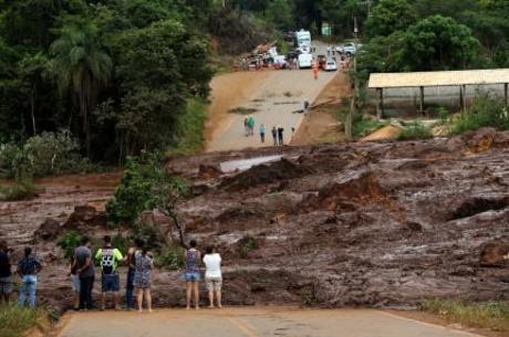 Rodovia de acesso à cidade foi levada pela lama
