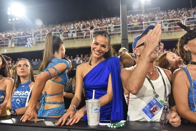 Já Bruna Marquezine escolheu um vestido azul de um ombro só. A atriz decidiu usar o cabelo preso e colocou um brinco pequeno e bem delicado