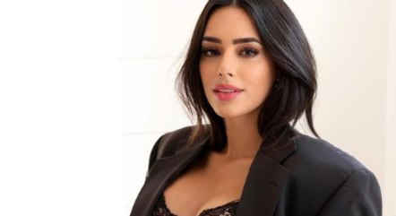 Bruna Biancardi de lingerie e blazer