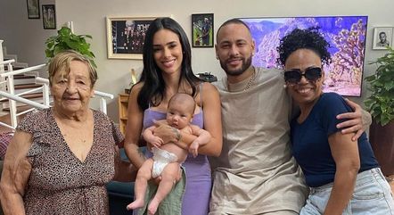 Bruna Biancardi visita a família Neymar com a filha, Mavie