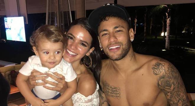 Bruna, o filho, pai, mãe, 'parças'. Aqui em Sochi, Neymar terá todo o apoio
